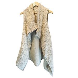 David & Dani Women’s Khaki Fleece Vest. Size Small.